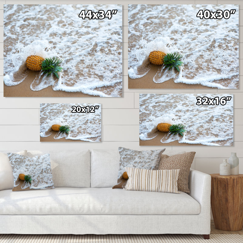 Pineapple Fallen By Ocean Wave - photographie sur toile, H 16 po x l 32 po x P 1 po, Toile tendue