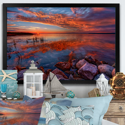 Placid Shore et nuages fantaisistes - on