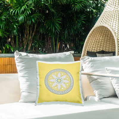 Coussin extérieur jaune à motif de médaillon imprimé par Geoff Tygert