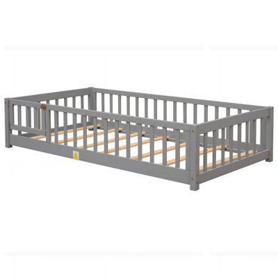 Lit plateforme au plancher avec clôture et porte