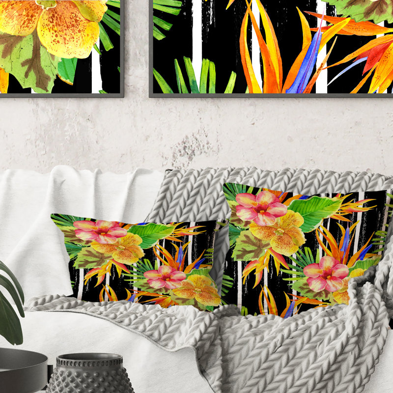Coussin décoratif imprimé de fleurs tropicales jaunes, rouges et vertes sur fond noir, 16 po x 16 po