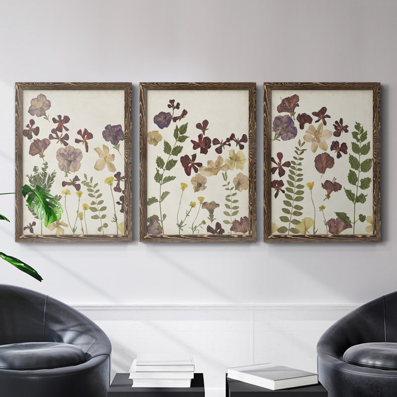 Pressed Flower Arrangement IV - Ensemble de 3 peintures sur toile encadrées, H 31,5 po x l 47 po x P 1,5 po, Noyer