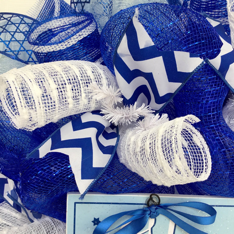 Joyeuse couronne de Hanoukka avec panneau bleu clair