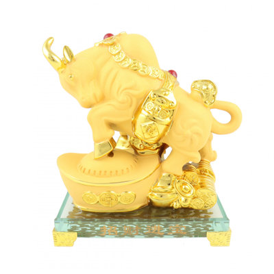 Figurine marchant sur un gros lingot pour l'année du bœuf