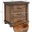 Table de chevet rustique à trois tiroirs, fabriquée à partir de pin récupéré et de poignées en bronze en bois massif