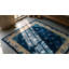 Tapis antique chinois à motif floral sur fond bleu