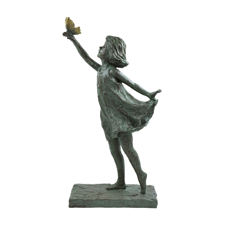 Sculpture fille avec papillon