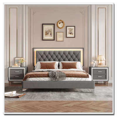 Ensemble de chambre à coucher 3 pièces, grand lit plateforme tapissier avec lumières DEL et deux tables de chevet - gris