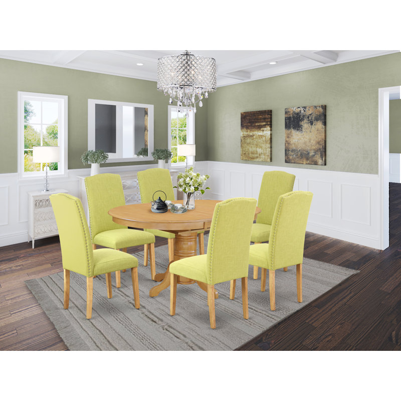 L'ensemble de mobilier de salle à manger 7 pièces se compose d'une table ovale en bois avec feuille papillon et de 6 chaises parsons Limelight en tissu de lin, chêne