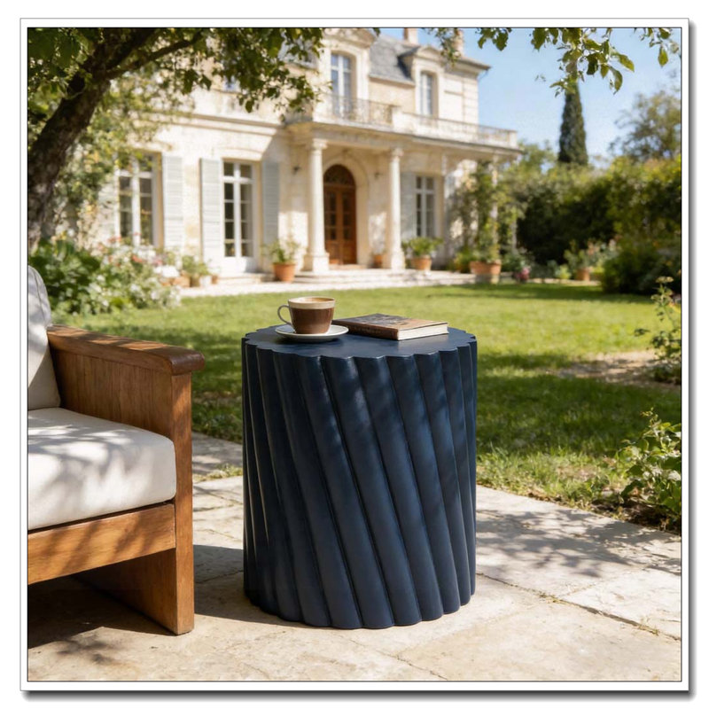 Table d'extérieur moderne bleu marine avec motif cannelé