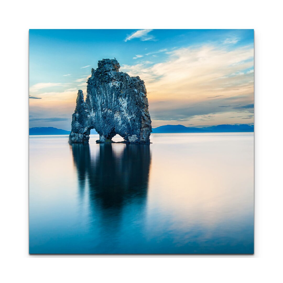 Leinwandbild Hvitserkur Felsen im Meer mit Spiegelung – Island