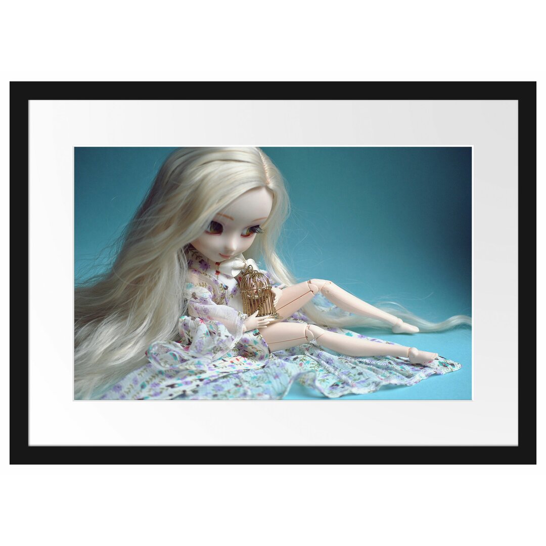 Gerahmtes Poster Blonde Pullip-Puppe mit Vogelkäfig