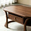 Table basse en bois massif de style médiéval