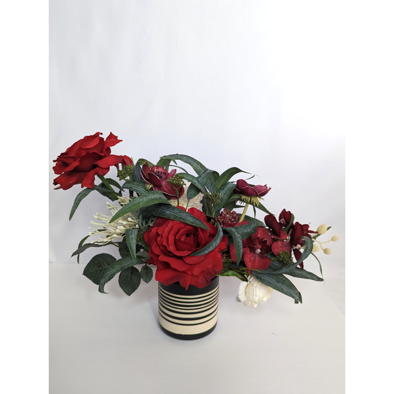 Arrangement de roses rouges en soie dans un vase