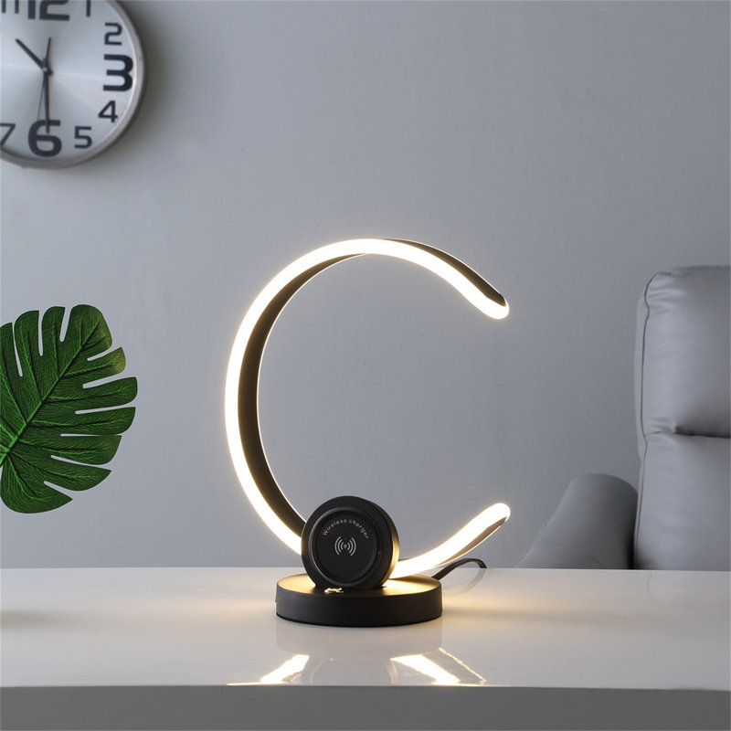 Lampe de table 13,25 "en forme de C moderne avec port USB / chargeur sans fil et gradateur tactile noir