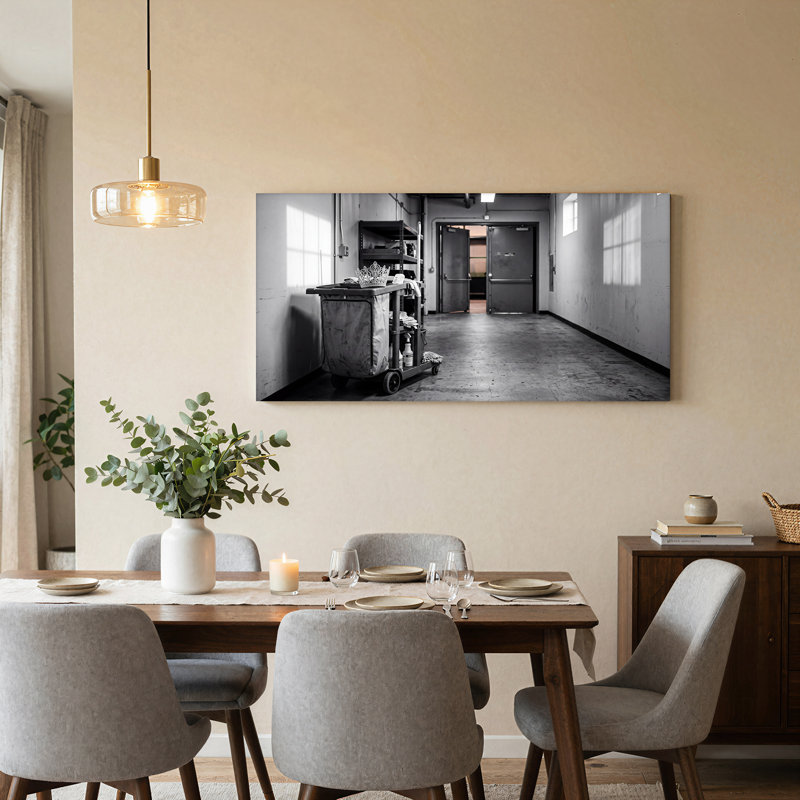 Art mural sur toile, diadème argenté sur chariot de ménage en noir et blanc, L 40 po x H 20 po