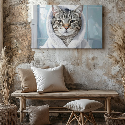 Art mural sur toile, chat tigré choyé dans une robe de spa Feline Self Care dans une salle de bain bleue douce prête à accrocher