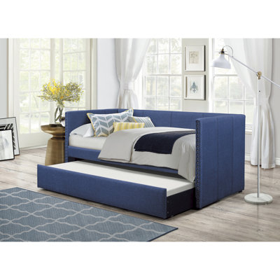 Lit de jour recouvert de tissu bleu avec cadre en bois et lit gigogne pour la chambre à coucher, finitions cloutées.