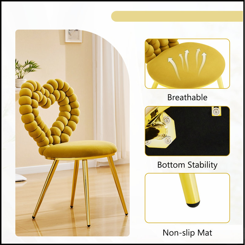 Ensemble de 2 fauteuils d'appoint uniques en forme de cœur, capitonnés et recouverts de velours moelleux avec une structure en métal doré brillant, parfaits pour une décoration intérieure moderne.