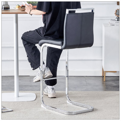 Moderne et magnifique tabouret de bar revêtu de cuir PU avec des pieds en métal argenté en forme de C pour les salles à manger, les cuisines, les terrasses et les chaises de bureau d'invités. (Ensemble de 6) (noir + polyuréthane)