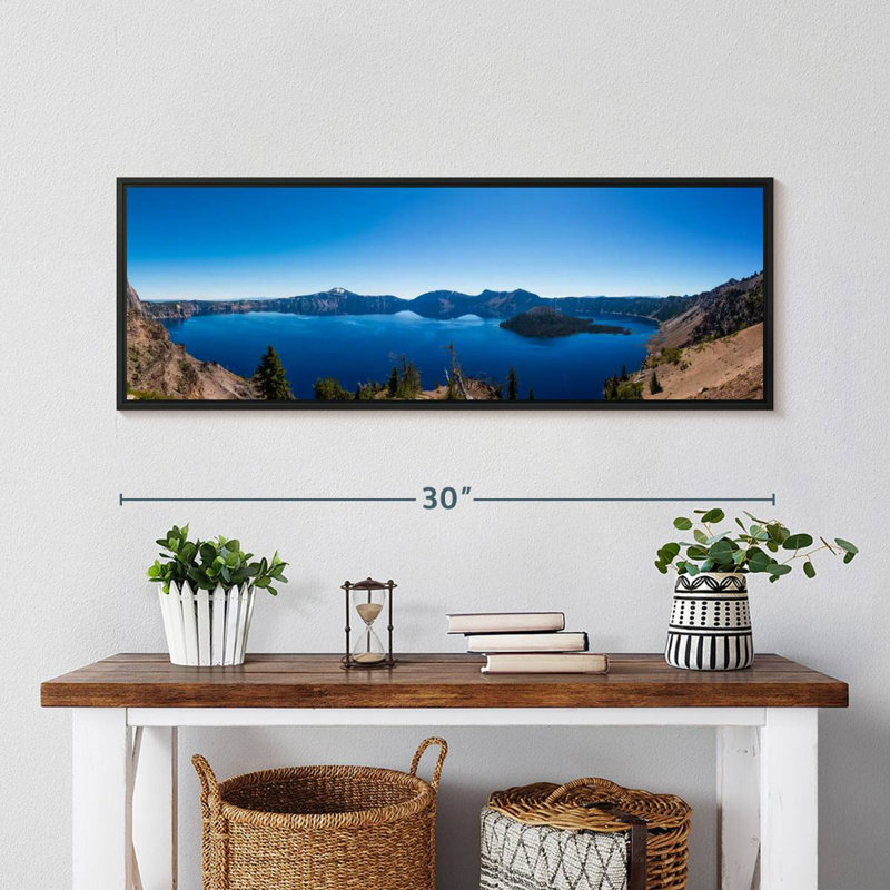 Horizon bleu du lac de cratère, Cadre flottant noir, 31 po x 11 po