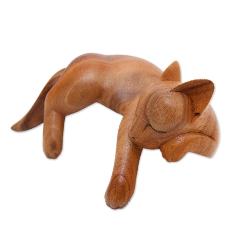 Sculpture en bois suar qui dort