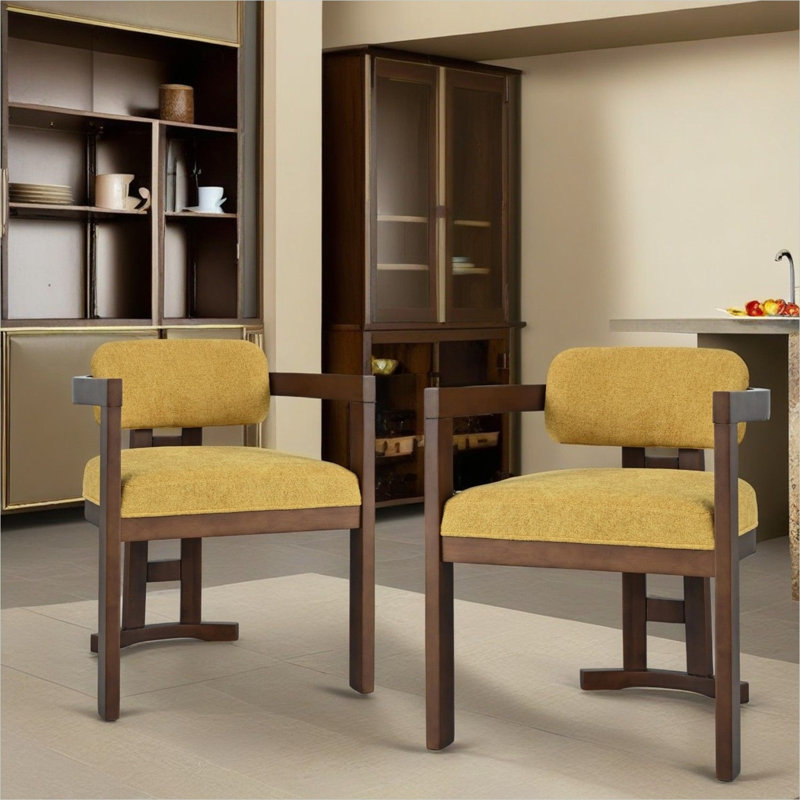 Chaise de salle à manger As Pic, combinant des sièges rembourrés, des détails en bois massif et un ensemble de 2 chaises en bois avec des pieds au fini noyer.