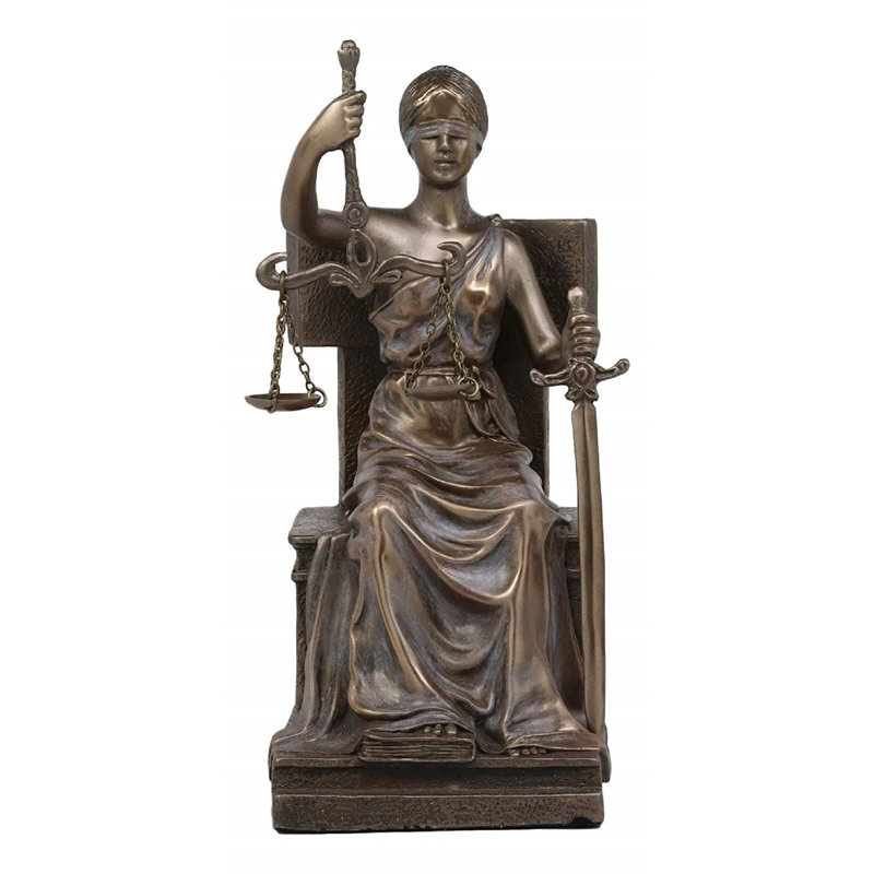 Femme assise en blindfold avec échelle et figurine d’épée Zirkel