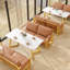 Bancs simples recouverts de café-restaurant