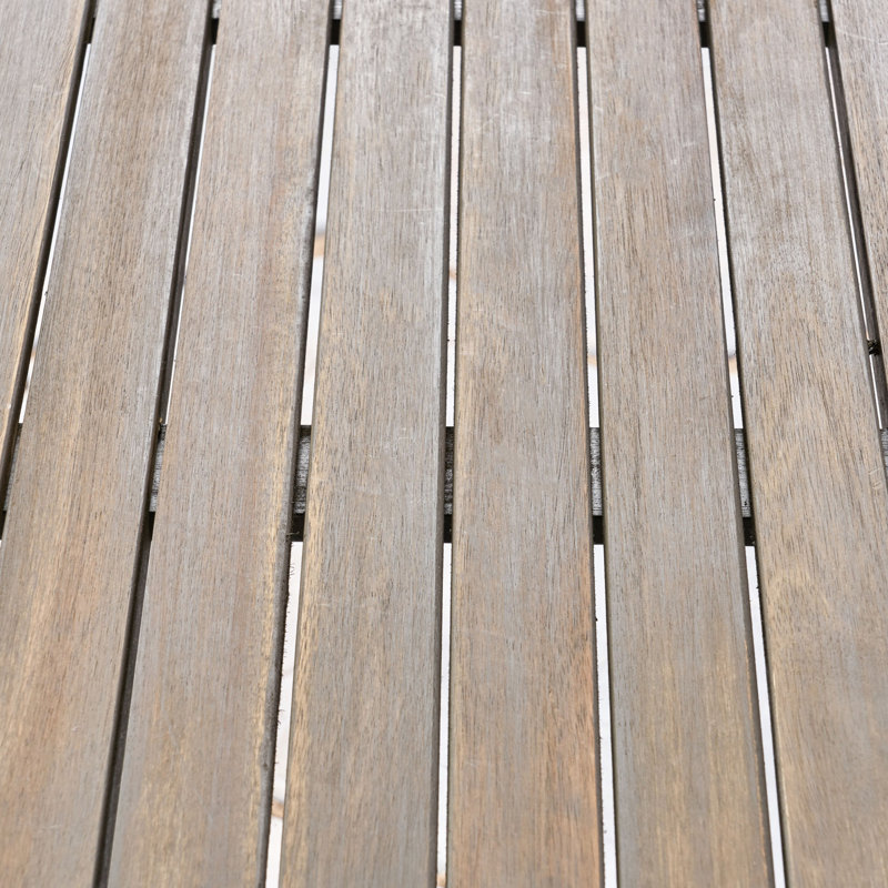 La table carrée en bois de 45,96 po, finition grise, pièce d'extérieur polyvalente grise, ajoute du charme à votre espace