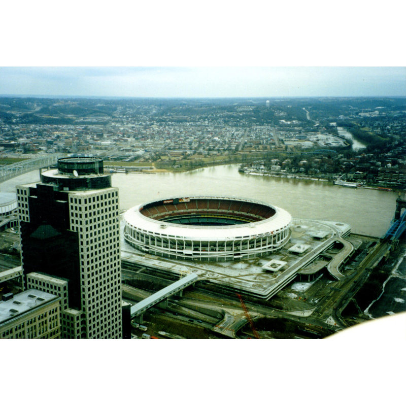 Riverfront Stadium, H 16 po x l 24 po