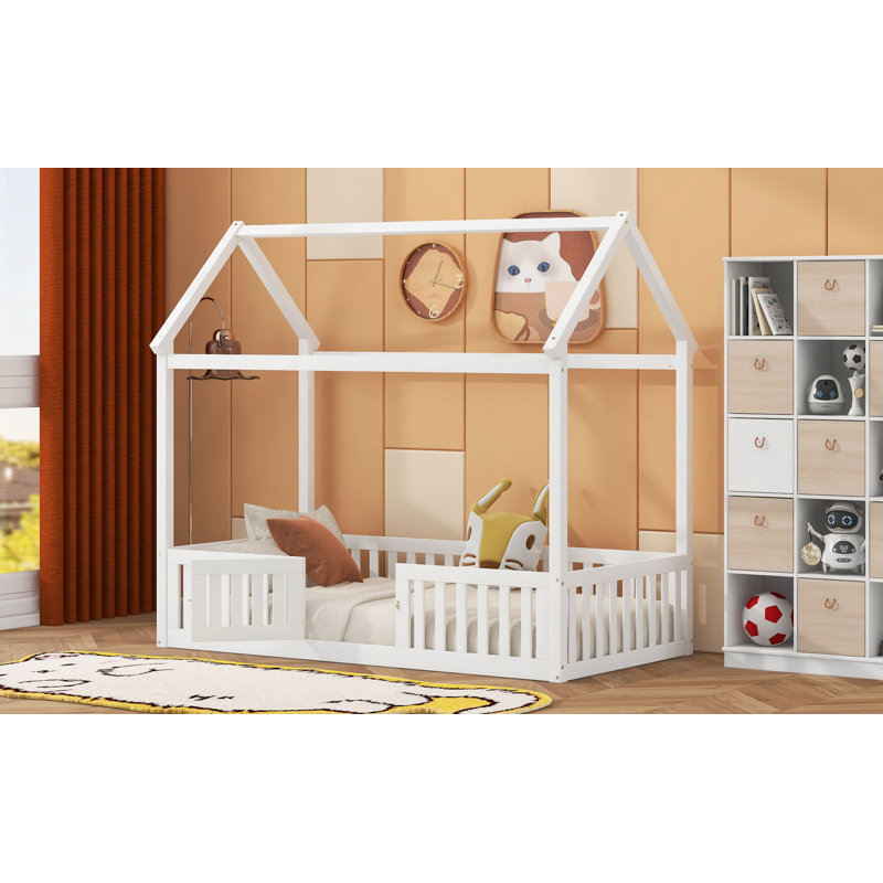 Lit en bois avec clôture et porte
