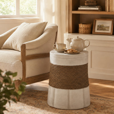 Table d'appoint brune texturée en corde avec plateau gris clair et base décorative sculptée