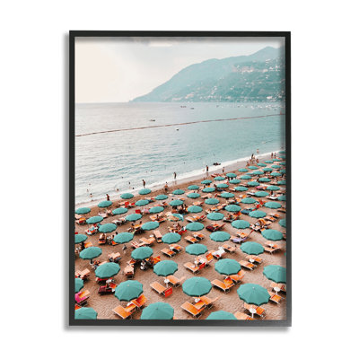 Beach Umbrellas Coastal Holiday par Krista Broadway - Photographie à cadre flottant sur bois