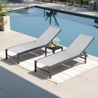 Chaise longue de patio inclinable en métal avec table carrée (ensemble de 3)