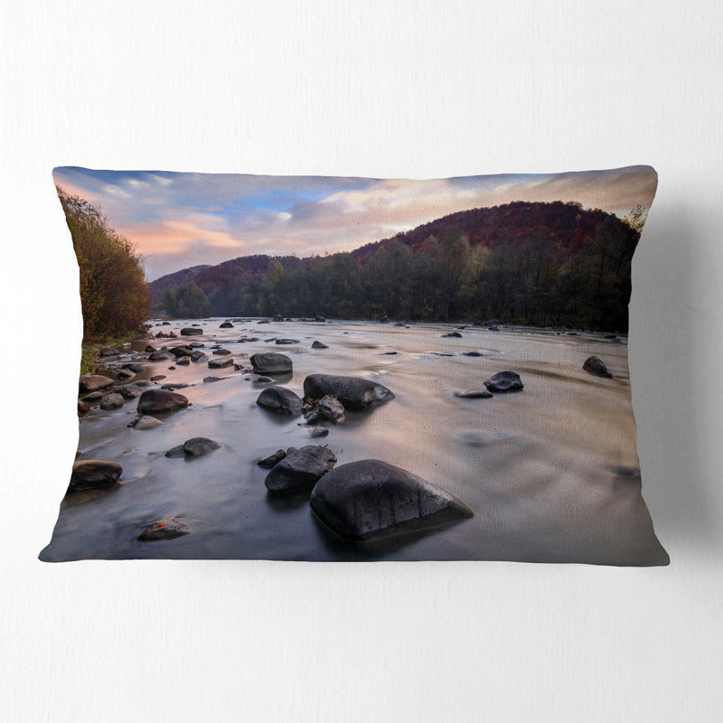 Coussin lombaire en rivière de mer et de montagne rocheux