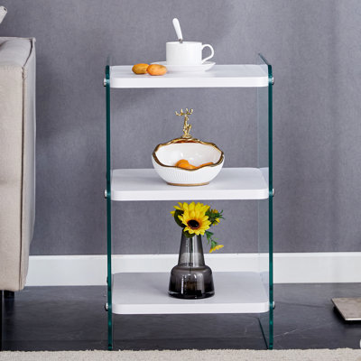 Trois niveaux de tables de chevet. La surface du panneau est en panneau de fibres à densité moyenne, avec des autocollants à grain de bois, et les deux côtés sont en verre trempé transparent. La conception est simple et généreuse, avec une fonctio