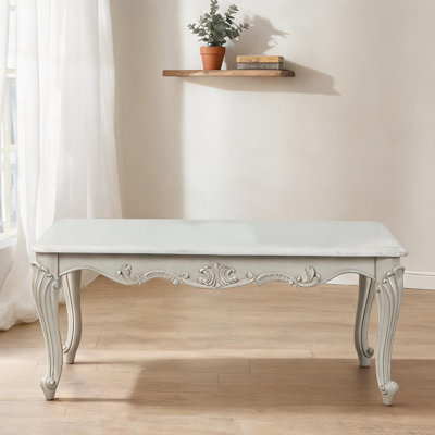 Table basse en bois argenté pour un style de salon intemporel dans une silhouette traditionnelle avec une finition gris neutre