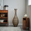 Vase de plancher en rotin artificiel avec finition beige, parfait pour un décor moderne et élégant
