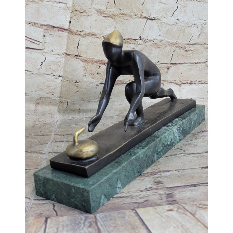 Sculpture bronze joueur de curling - œuvre d'art sur base de marbre