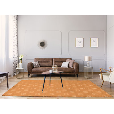 Tapis jaune en phases de lune monochrome