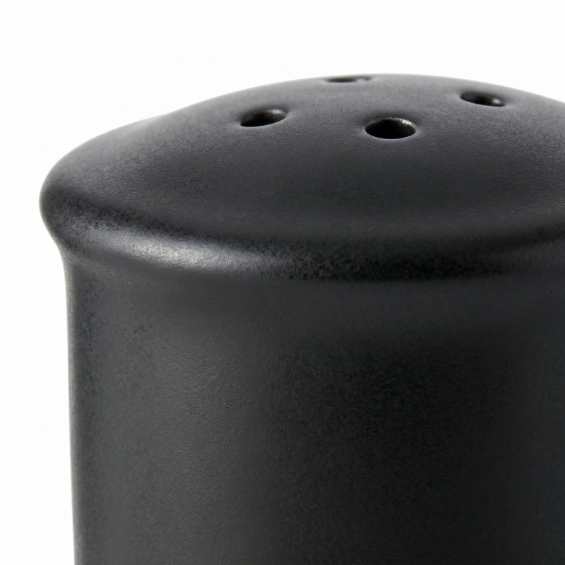 Ensemble de salière et poivrière noir mat rétro - décor de cuisine de campagne moderne - shaker en céramique classique pour table de salle à manger ou comptoir