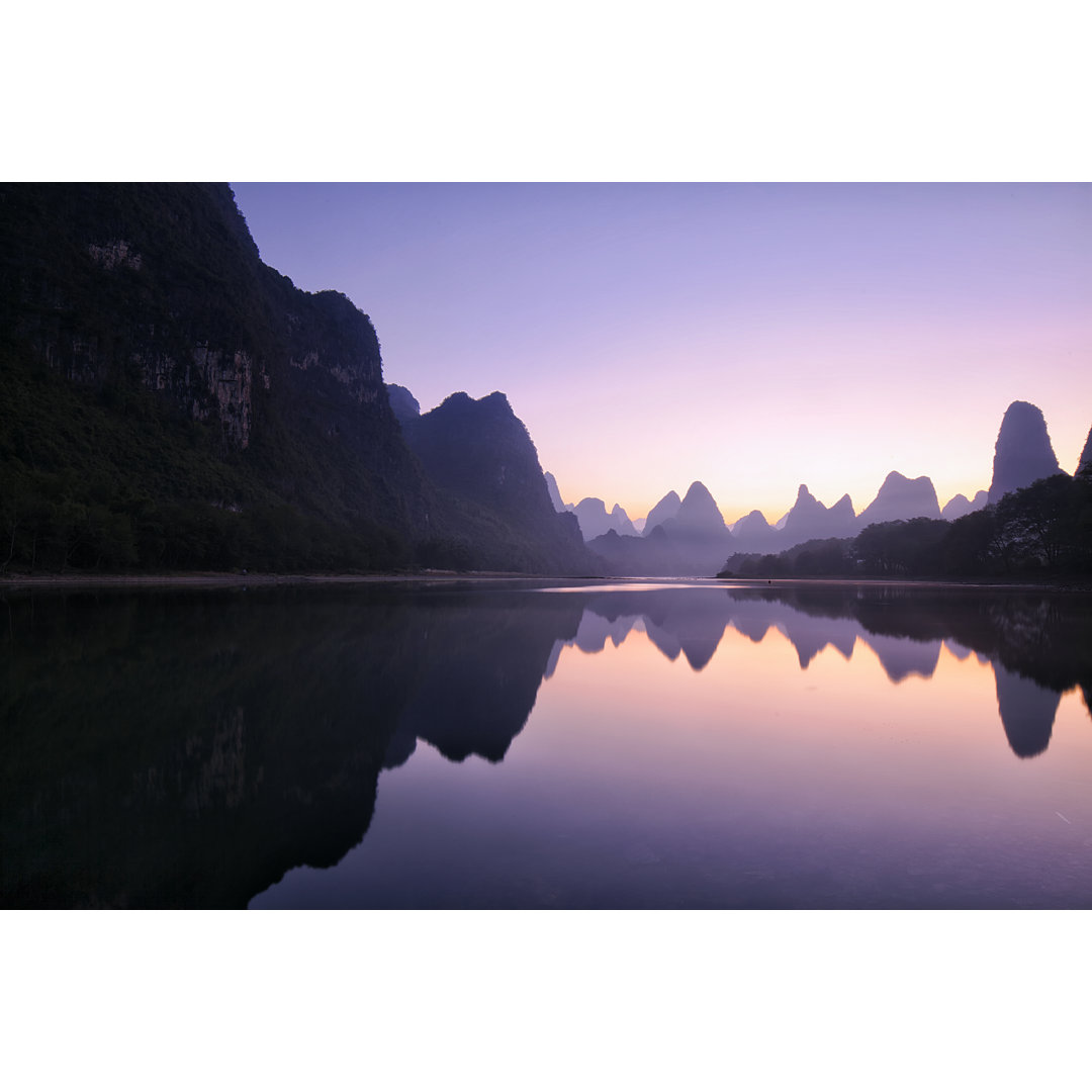 Mountain Reflections At Dawn von LeonU - Leinwandbild