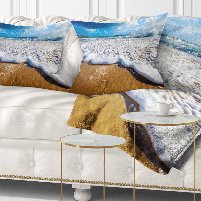 Coussin Foam Ocean Waves on Sand - Sea & Shore, 18 po x 18 po, Carré