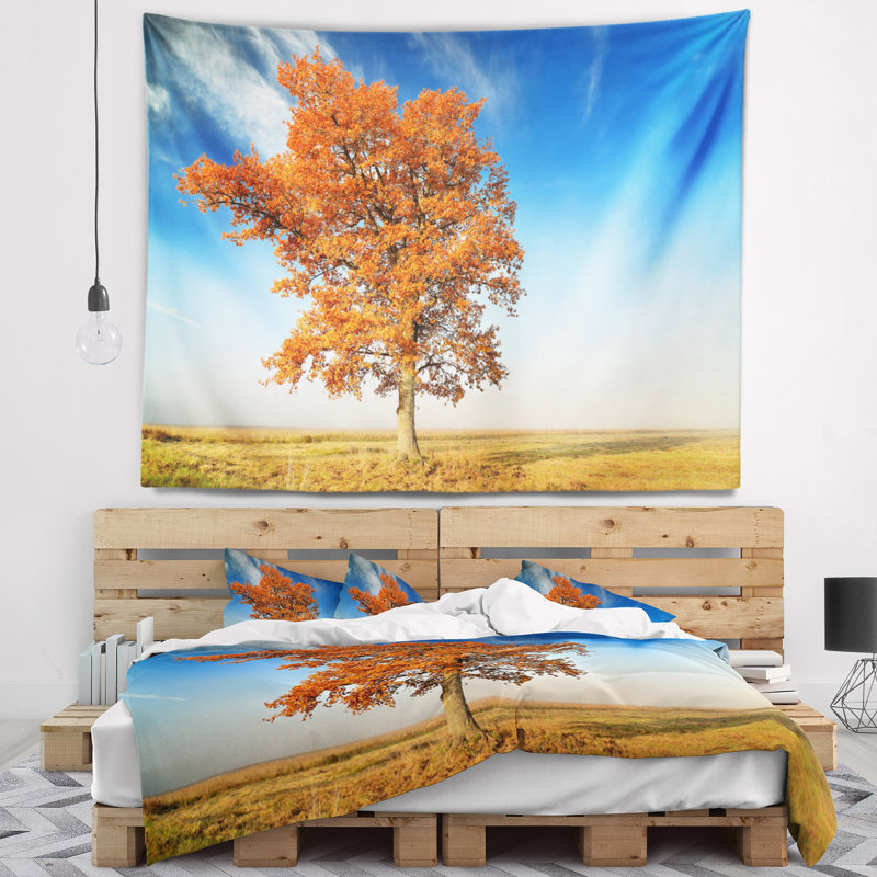 Paysage avec tapisserie d'arbre d'automne solitaire, H 78 po x l 92 po