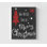 «We Wish In Red» par Sharon Chandler, affiche de tableau noir de Noël, décor de foyer de Noël rouge, affiche de Noël simple, art de Noël rustique
