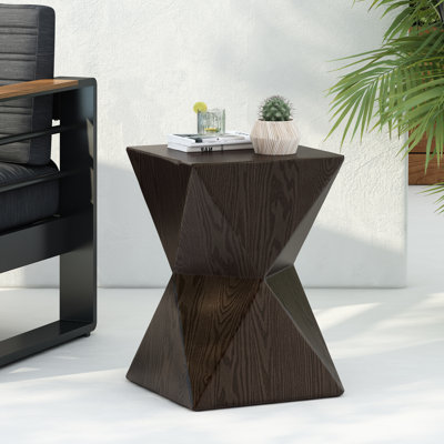 Table d'extérieur 14,6 po en béton naturel imitant le bois., Symétrie prismatique. Patio, jardin, balcon. Peint à la main, conception unique. Table d'appoint légère et solide avec grain de bois. Symétrique. Idéal pour