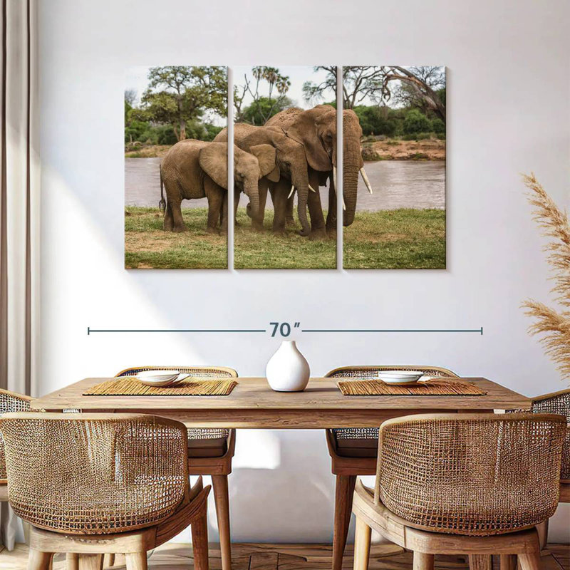 Famille d'éléphants au bord de la rivière au Kenya II, H 36 po x l 57 po