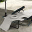 Chaise longue de patio, 4 angles réglables, blanc crème, trous pour le visage et les accoudoirs, oreiller, chaise longue inclinable blanche relaxante près de la piscine, positions,