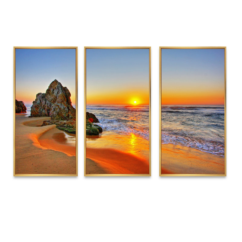 «Beautiful Sunrise by Beach in Tathra», reproduction sur toile flottante 3 pièces, H 28 po x l 36 po, Doré